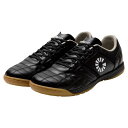 ▼SPEC 【種別】 フットサルシューズ 【メーカー名】 ガビック(gavic) 【カラー】 ブラックブラック(BLKBLK) 【アッパー】 合成繊維、合成樹脂 【アウトソール】 ゴム底 【特徴】 2015年～2018年に展開していたプレイヤー目線のオールラウンダーシューズ「ジーアティテュード」が復活。 ・「NEOコアフィットラスト」歴代シューズのラストを見直し、フィット感を追及したオリジナルラスト。 ・柔らかい人工皮革を配置。使用していくごとに足になじみやすく、ボールタッチの質を高める。 ・「ノンスリップインソール/ライニング」足との接地面に滑りにくい素材を使用。高いグリップ力によってシューズ内でのブレを抑えて、より次へのプレーがしやすくなる。 ・「コアフィットソール2」ミッドソール、アウトソールを薄く設計することによって、素足感覚のボールタッチ、足裏でのプレーをしやすい形状を実現。