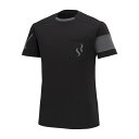 ▼SPEC 【種別】 Tシャツ 【メーカー名】 ミズノ(mizuno) 【カラー】 ブラック(09) 【素材】 綿68%、ポリエステル32% 【特徴】 セルヒオ・ラモス選手の不屈の精神を表現した、シグネチャーアパレル第二段。 ・左袖の切替部分はキャプテンマークを彷彿させ、セルヒオ・ラモス選手の「闘将」を表現。 ・コットン×ポリエステル生地を採用し、肌触りのよさ、さらっとした着心地がカジュアルシーンを演出する。