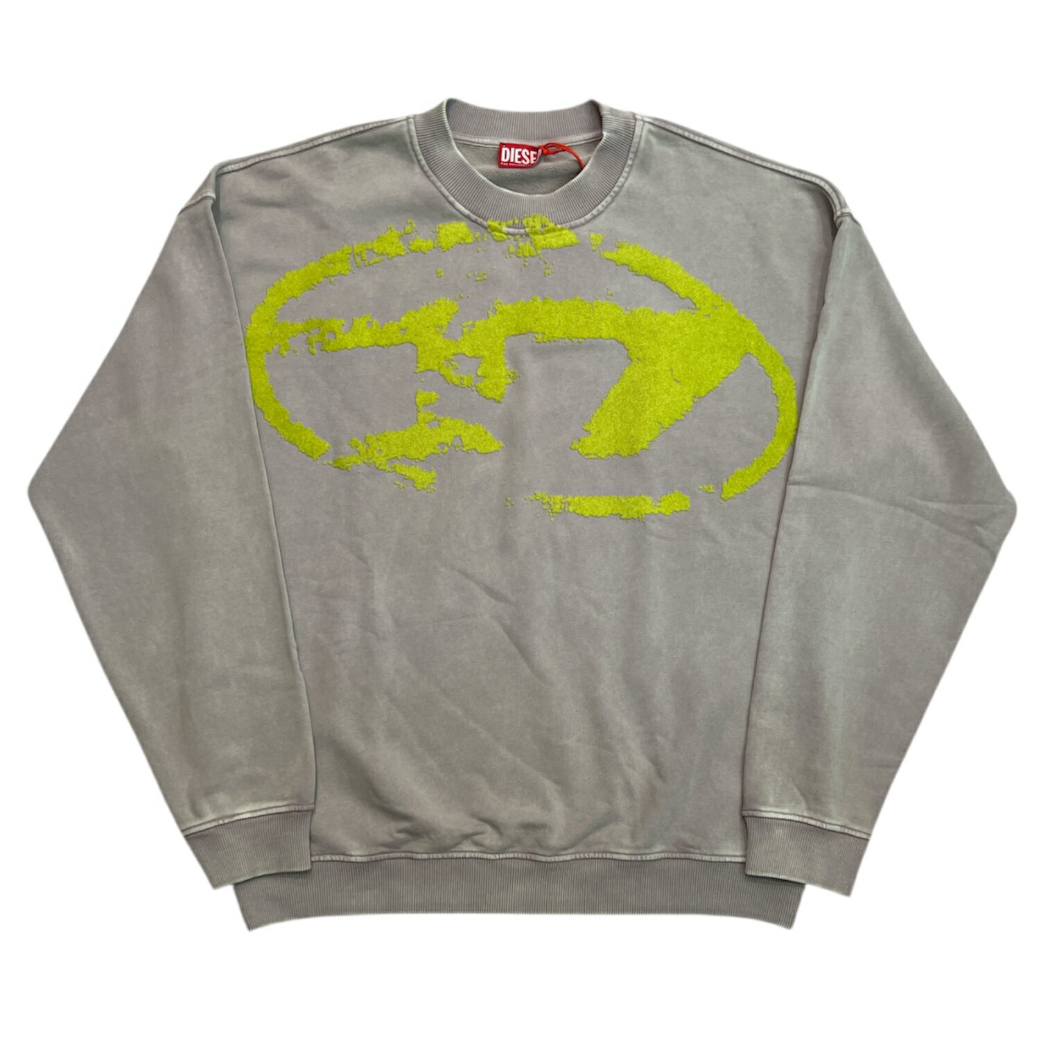 商品詳細 「S-BOXT-N5 A16912」 メガサイズのオーバルDロゴを、フロントに大胆にあしらったアイコニックなスウェット。 存在感のあるフロッキープリントが、スタイリングの主役になる一枚です。 リラックスフィットでゆとりのあるシルエットながら、ネックライン・袖口・裾はストレッチリブで程よく引き締め、バランスの良い着こなしに。 コットン素材のやわらかな肌触りと快適な着心地で、カジュアルスタイルにぴったりのアイテムです。 【DIESEL】 DIESEL（ディーゼル）は、1978年、イタリア北部モルヴェーナにてレンツォ・ロッソによって創設されたプレミアムカジュアルブランドです。 「他と違う視点で物事を捉える」を信条に、デニムを中心とした革新的なスタイルを世界中に発信し続けています。 ブランド名の「DIESEL」は、当時台頭し始めていた代替燃料“ディーゼル”からインスパイアされ、既成概念を打ち破る“エネルギー”と“革新性”を象徴しています。 1990年代には、独特のヴィンテージ加工やアバンギャルドな広告キャンペーンで注目を集め、世界中の若者たちの間で一大ムーブメントを巻き起こしました。 現在では60か国以上に展開し、ファッションだけでなくライフスタイル全般に影響を与えるグローバルブランドへと成長しています。 これまでに数多くのアーティストやセレブリティにも愛用されており、「カニエ・ウェスト」「リアーナ」「デヴィッド・ベッカム」「レディー・ガガ」「ジャスティン・ビーバー」など、影響力のあるファッションアイコンたちが着用しています。 「成功よりも挑戦を」「完璧よりも本物を」。 DIESELは、流行に流されず、自分の価値観を貫く人々のためのブランドです。 ※布地の特性上、同サイズでも商品に約1〜2センチ程度の個体差が生じる場合がございます。 予めご了承下さいませ。 素材 綿100% カラー ライトグレー/イエロー サイズ 着丈 身幅 肩幅 袖丈 M 69.0cm 61.0cm 60.5cm 58.5cm L 70.5cm 64.0cm 63.5cm 60.0cm ※サイズ - 約cm ※サイズ表記はメーカーサイト表記の寸法 また素材、加工などにより若干の誤差(個体差)が生じる場合があります。 ■商品について 当店では在庫を実店舗、ならびに他のWEBサイトと共有しております。 そのため、誠に申し訳ございませんが在庫状況をリアルタイムで反映できず、 商品をご用意することができない場合があります。 （メーカー在庫を確認して在庫があれば早急にお取り寄せいたします） メーカー希望小売価格はメーカー商品タグに基づいて掲載しています