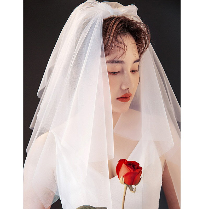 unique weddingsのブライダルベール ショートベール ベールアップ ウェディングベール 可愛い スウィート バニラ オフホワイト ビンテージ 結婚式 夢のウェーディング 旅行撮影 海外挙式 結婚式 花嫁ベール 55cm コーム付き｜アングル2