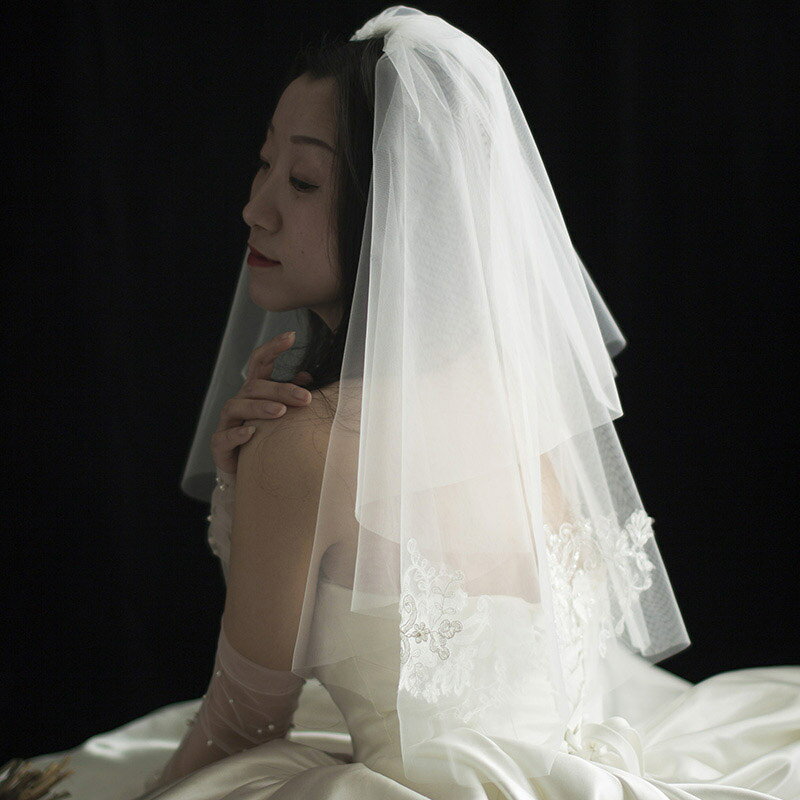 unique weddingsのブライダルベール 二重ベール ウェディングベール おうべい設計 結婚式 披露宴 セミロング 手作りベール ベールダウン ベールアップ オフホワイト ふわふわ 立体感 シンプル 優雅 ビンテージ 海外撮影 旅行結婚 撮影道具 60cm｜アングル2