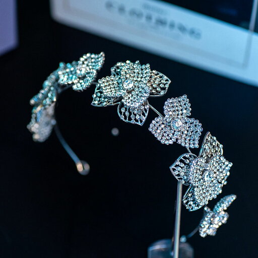 ウェディングヘッドドレス ビジュー ヘアバンド カチューシャ フラワー ラインストーン 花冠 結婚式 髪飾り 前撮り 二次会 発表会 演奏会 ブライダル パーティー 花嫁小物 披露宴 2次会 ウエディングヘアアクセサリー ティアラ 海外挙式 後撮り 撮影 韓国風 シルバー ウェディングヘッドドレス ビジュー ヘアバンド カチューシャ フラワー ラインストーン 花冠 結婚式 髪飾り 前撮り 二次会 発表会 演奏会 ブライダル パーティー 花嫁小物 披露宴 2次会 ウエディングヘアアクセサリー ティアラ 海外挙式 後撮り 撮影 韓国風 シルバー