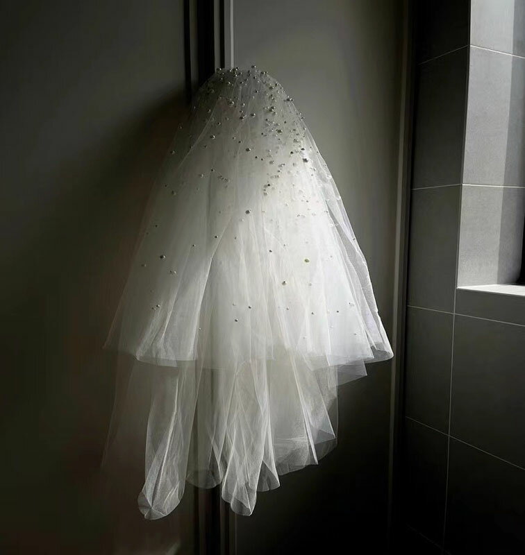 商品説明 商品内容 ウエディングベール花嫁のマストアイテム優美なドレス姿を演出してくれるとても綺麗なベールです。祭壇に自然光の射し込むチャペルでの挙式&#12316;重厚感のある大聖堂での挙式。さまざまなシーンに合います・ カラー オフホワ...