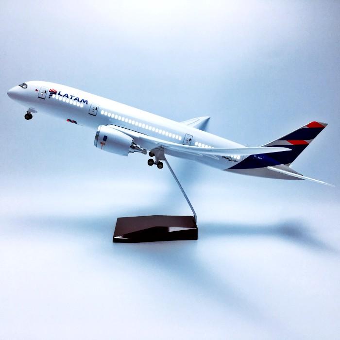 Rakuten - ラタム航空 LATAM B787-8 模型飛行機 1/130 音感LEDライト ランディングギア スタンド付 全長43cm インテリア プレゼント コレクション 南米 航空機