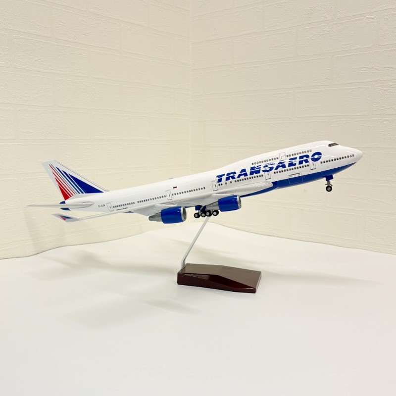 模型飛行機 トランスアエロ航空 TRANSAERO B747 ホワイト LED点灯 全長47cm ディスプレイスタンド付き 飛行機模型 コレクション インテリア トランスアエロ航空 B747 ジャンボ機 模型 完成品 全長47cm ディスプレイ 飛行機 コレクション 誕生日 プレゼント ギフト 男性 インテリア ■ 空の女王ジャンボジェットを、ロシアの名門航空会社カラーで再現ロシアの航空会社TRANSAERO（トランスアエロ航空）のボーイング747-400を、精密なディテールで再現した本格コレクションモデルです。4発ジャンボ機ならではの迫力あるフォルムを、手元でいつでも眺められます。―――――――――――――――【このモデルの3つの特徴】―――――――――――――――1. 音感センサーLEDライト搭載音や振動に反応して機体のライトが数秒間点灯します。USB充電式（ケーブル付属）。2. 本格ランディングギア付き着陸体勢を忠実に再現。4発機の主脚・尾輪まで細部にこだわって再現しています。3. 専用スタンド付き・届いてすぐ飾れる全長47cmの存在感あるサイズ。デスク・棚・リビングに飾るとすぐ映えます。―――――――――――――――【トランスアエロ航空とは】―――――――――――――――TRANSAERO Airlinesはかつてロシア第2位の規模を誇った航空会社で、2015年まで運航していました。青と赤のストライプが機体後方に描かれた個性的なデザインは、往年の航空ファンの間で今も高い人気を誇っています。―――――――――――――――【こんな方におすすめ】―――――――――――――――・ジャンボ機・レトロ航空会社が好きな父・夫・彼氏へのプレゼント・誕生日・記念日のギフトに・希少な航空機モデルのコレクションを増やしたい・オフィス・書斎のインテリアにこだわりたい―――――――――――――――【商品仕様】―――――――――――――――全長：約47cm　全幅：約43cm高さ：約13cmスケール：1:150素材：ABS樹脂・合金充電：micro USB（ケーブル付属）スタンド：専用スタンド付き＊全幅・高さは実機スペックからの算出値です。実測値ではございません。―――――――――――――――【お取引について】―――――――――――――――・モニター環境により色の見え方が異なる場合があります・海外製品のため微細な傷・汚れがある場合がありますが発送前に検品済みの新品未使用品です・サイズは測り方により若干の誤差があります 5