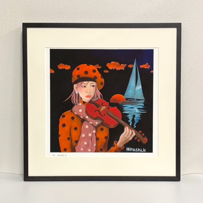版画 インテリアアート フレーム付き「潮騒のコンチェルト」黒木博 直筆サイン エディションナンバー 限定 バイオリン 海 プルシアンブルー S6サイズ 送料無料 おしゃれ 壁掛け プレゼント ギフト 「潮騒のコンチェルト」作家 黒木博 プルシアンブルーの背景 【作品情報】作品名： 潮騒のコンチェルト画家名： 黒木博種類： 版画サイズ： S6（410×410mm）背景カラー： プルシアンブルー【Artist Message】遠い記憶の中、潮騒の音色が私を歓迎してくれた。あれは何処の海だったのか。そうバイオリンの音が聞こえたことがある。【作品の品質と仕様】・版画技法： 原画（キャンバス油彩）をジークレ印刷（高精細インクジェット版画）で複製しています。・作家直筆サイン： 作家本人が品質を認めた証として、作品の表側下部へ一点ずつサインを書き入れます。・エディションナンバー： 限定部数の中の何番目かを示すシリアル番号が入ります（番号はお選びいただけません）。・フレーム（額縁付きアクリル板）： 透明度の高い高品質アクリル板を採用。版画の繊細な色彩を損なうことなく、埃や衝撃から守ります。・保存性： ジークレ印刷は7万色を超える色彩表現が可能で、原画の微妙な色調やタッチまで再現できるハイテクな技術です。耐光性に優れ、150〜250年という高い保存性が実証されています。・壁掛け仕様： 背面には壁掛け用の紐がセットされています。壁の建材により適合する金具が異なるため、金具は付属しておりません。・受注制作について： 原画の受注制作にも対応しております。ご希望の場合はお問い合わせください。【販売形態】■ 即日販売（在庫分）※ご注文確定から3営業日以内に発送。既に作家のサイン・エディションナンバーが入り、フレーム装丁まで完了している作品です。「早く作品を手に取りたい、すぐに飾りたい」という方におすすめです。■ 受注販売（オーダー印刷）※発送までの目安：約2週間前後（混雑状況により前後します）・ご注文確定後に印刷。・ご注文をいただいてから、一点ずつ丁寧に刷り上げ、作家がサイン、エディションナンバーを施します。・出来立てのクオリティをお届けするため、お時間をいただきます。・受注制作の特性上、確定後のキャンセルは原則不可となります。【ご購入時の注意事項】・ギフト包装について： 誠に恐れ入りますが、ラッピングサービスは承っておりません。あらかじめご了承ください。・色味について： モニター環境により、実際の色味と若干異なる場合がございます。・返品・交換： お客様都合での返品はお受けできません。万が一の破損・不良は、到着後7日以内に写真とともにご連絡ください。・著作権： 著作権は作家に帰属します。画像の無断転載はご遠慮ください。 5
