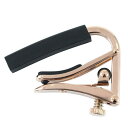 SHUBB C4g-rose CAPO ROYALE ROSE GOLD エレキギター用 カポタスト 定番カポタスト　美しいローズゴールド仕上げ　エレキギター用 SHUBB C4g-rose CAPO ROYALE ROSE GOLD エレキギター用 カポタストゴールドのような輝きを放つ、ハイテックチタン仕上げの「CAPO ROYALE」シリーズ。耐久性に劣るゴールドメッキの難点を克服し、美しさと共に長年にわたり愛用していただける耐久性を併せ持つハイテックチタン仕上げ。柔らかくピンク色がかったローズゴールド。■7.25" fretboard guitar capoエレキギターなどの指板の湾曲（アール） がきつめのギター向け。・約50mm・約51g ※こちらの商品はメール便（ポスト投函、配送時の補償なし）にて発送いたします。ご注文受付後、通常は即日〜2営業日以内に発送させていただきます。店頭在庫欠品の場合、お取り寄せとなりますので3〜4営業日以内に発送させていただきます。メーカー欠品中やメーカー長期休みによりお取り寄せに時間がかかる場合はメールにてご連絡差し上げます。 2