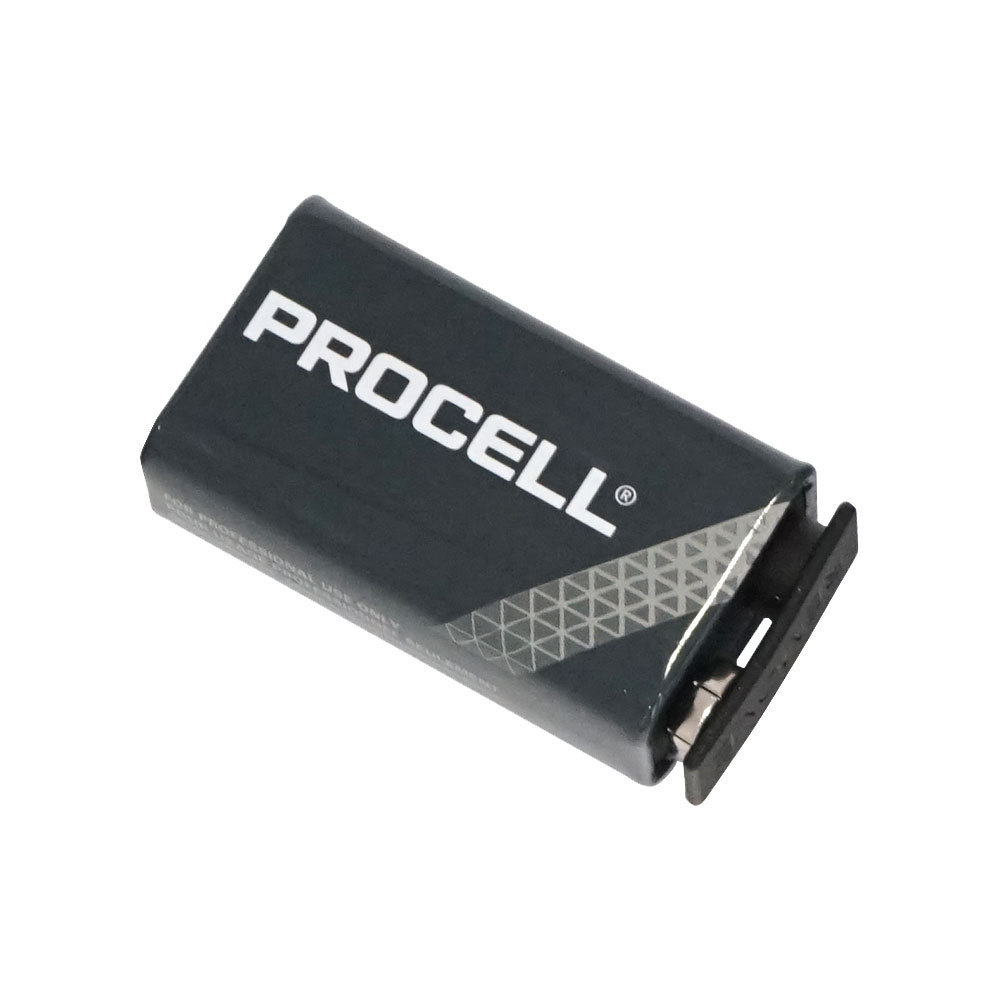 DURACELL PROCELL エフェクター角電池/006P(9V) プロ仕様楽器用アルカリ デュラセル/プロセル3個パック【送料無料」】 安心の定番9Vバッテリー 最後まで安定した電圧を供給してくれる最強の電池！ エフェクターはもちろん、ワイヤレス、アクティブサーキット搭載のギターやベースに！使い始めから最後まで、9Vを保てるのは、デュラセル社のプロセルだけ！長寿命で、頼れる！プロの現場で実際に最も使われている電池です。アクティブサーキット搭載のベースをご使用の方 ・EMG搭載のメタルキッズ ・ブースターを電池で可動させているこだわり派 ・ワイヤレスを使っている方 ※ご注意 プロセル乾電池は最後まで9Vを持続する特製を持っていますので、減衰しながら、徐々にパワーが落ちるという従来の電池と違い、いきなり音が消えたりします。これは、製品の特性です。それが、最後まで9Vを持続する証明ともいえます。 ・ 放電防止キャップ付属※こちらの商品はゆうメール、もしくは定形外郵便（ポスト投函、配送時の補償なし）にて発送いたします。ご注文受付後、通常は即日〜2営業日以内に発送させていただきます。店頭在庫欠品の場合、お取り寄せとなりますので3〜4営業日以内に発送させていただきます。メーカー欠品中やメーカー長期休みによりお取り寄せに時間がかかる場合はメールにてご連絡差し上げます。 2