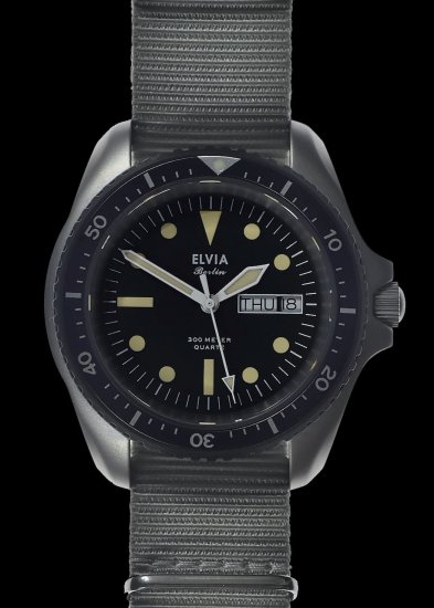 【New】軍用時計 仏軍 ミリタリーウォッチ MWC時計 メンス腕時計 ELIVIA エルヴィア 1970s フランス海軍 300m防水 ダイバーズウォッチ クォーツ デイ・デイト サファイア風防 専用キャリーケース付き、フレンチミリタリー ストラップ 仏軍