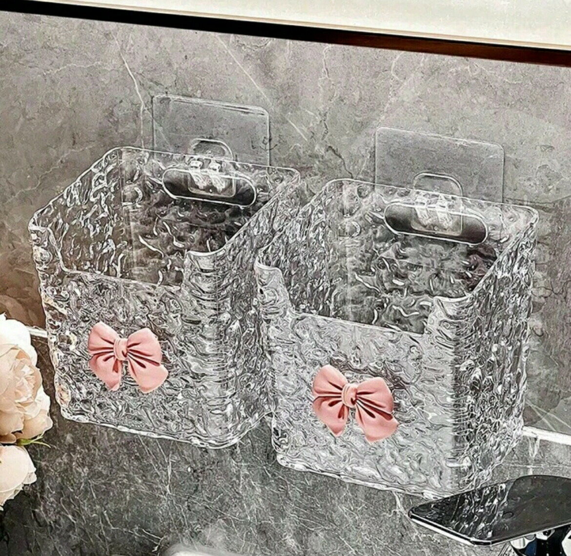 透明収納ボックス 壁掛け 自己粘着 滑り止め 装飾 バスケット 小物収納 バスルーム 寝室 洗面台 化粧品 ティッシュ 歯磨き 可愛い おしゃれ リボン付き