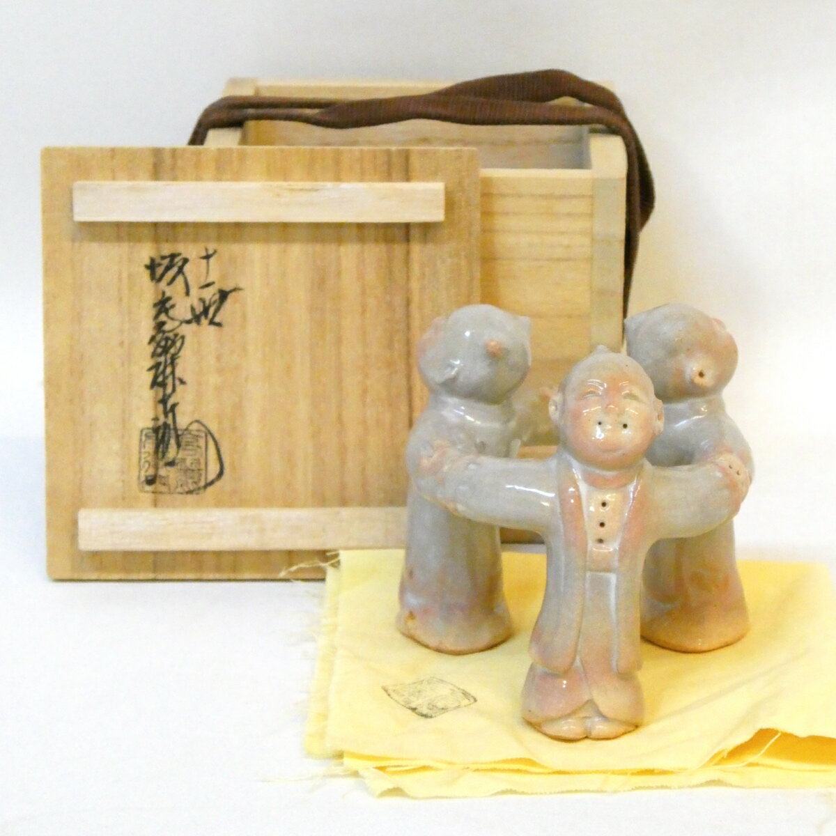 青磁 三閑人 三ツ人形 蓋置 陶芳 作 共箱 美品 です。 青磁 三閑人 三ツ人形 蓋置 陶芳 作 共箱 美品 です。 【公式通販】