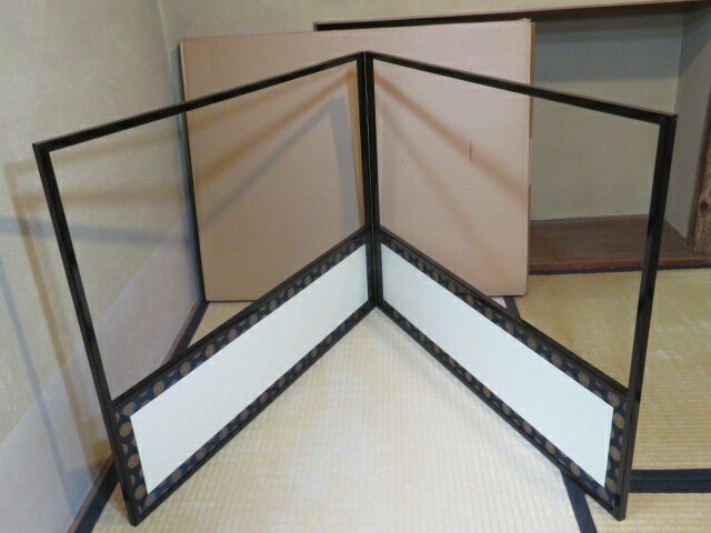 （十月◆特売品）黒漆塗縁 唐松裂地 裏鷲子 両面使 二尺四寸 京間用腰風炉先〈税込・送料込〉【中古・美品】