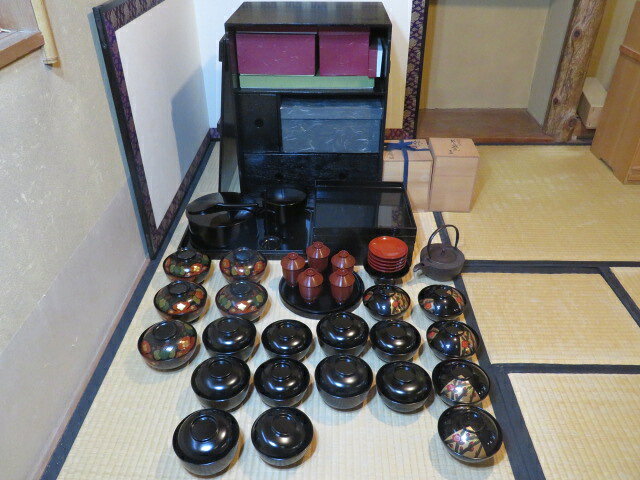 （十一月◆特売品）木製本漆塗懐石道具一式 黒塗木箱入と 橋本辰敏作 銚子と 輪島塗 梅蒔絵吸物椀と 利休箸100膳〈税込・送料込〉【中古・超美品】