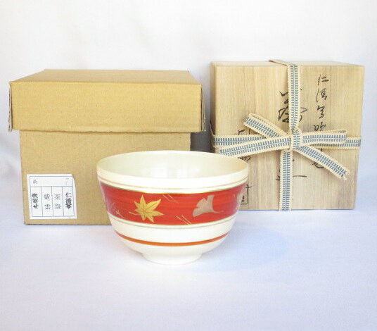 ←写真をクリックすると拡大表示されます。 ★ユーズド品です。 無疵で使用感のないとても綺麗な商品です。未使用品に近いと思います。 確認しましたが、水漏れやにおいもありません。 汚れ・疵等などももちろんございません。（確認済みです） シンプルなデザインですので、他のお道具とも取合せしやすいかと思います。 詳しくは画像にてご確認ください。 ☆寸法 高さ　 7.8cm 径　　　12.2cm 共箱・紙箱・経歴書・布付きでの販売です。 ★この商品は特売品担当、増田がサポートしています。●橋本紫雲 昭和15年　京都に出生 昭和39年　同志社大学卒業 同校卒業後川島織物入社 織物に関しての美術研究 昭和44年　家業の陶芸の道に入る為退社 父城岳に師事する