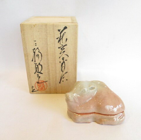 ←写真をクリックすると拡大表示されます。 ★ユーズド商品です。 状態は良好です。あまり使用感がありません。 目立った疵・汚れ等もございません。 萩焼作家 三輪敏之作です。 詳しくは画像にてご確認くださいませ。 ☆寸法(約) 高さ 4.3cm 径 6.9cm 共箱・栞付きでの販売となります。 ★この商品は特売品担当、増田がサポートしています。