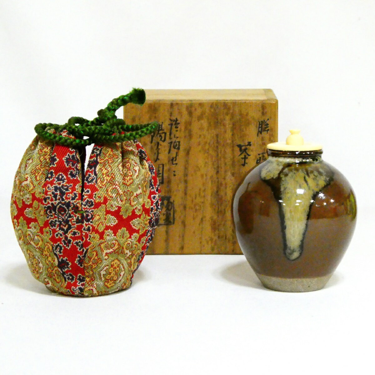 送料込【逢絢亭・新品】茶道具 蓋置 膳所焼 金彩 稲穂の図 陽炎園 共箱入り 送料込【逢絢亭・新品】茶道具 蓋置 膳所焼 金彩 稲穂の図 陽炎園 共