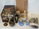 (十二月◇特売品)加賀塗師 岡本陽斎作 草花蒔絵 木製溜塗茶箱3点と 平安 富田静山作 染付振出・巾筒と 真上茶杓と 新兵衛窯作 萩焼小茶碗と 三点仕覆付フルセ...