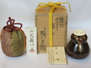 (七月◇特売品)遠州七窯 近江膳所焼 陽炎園作 中興名物写 山雀(やまがら)茶入 「小菊菱垣文」名物裂添 USED〈税込・送料込〉【中古・美品】