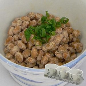 JANコード：4531408025099 北海道産の小粒大豆使用。大豆の味が良く、しかも食べ易い小粒です。容器に深いカップを使用して、攪拌し易くした納豆です。 商品詳細 内容量 30g×3 原材料 丸大豆(北海道産鈴丸大豆99.9％)、納豆菌、からし、たれ 賞味期限 冷蔵8日 保存方法 要冷蔵 メーカー 株式会社冨良食品(静岡県静岡市駿河区)お届け方法・ご注意事項 配送形態 冷蔵便 同梱 産地直送品・冷凍便以外すべて同梱可能。 日時指定 ご注文日の7日後からお届け日を指定できます。時間帯指定可能。 お届け時期 ご注文日より1週間前後でお届け致します。