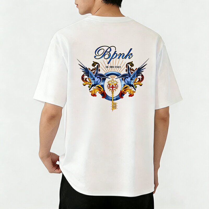 樂天商城 - Tシャツ メンズ 半袖 バックプリントtシャツ 100％コットン ブルーウイングス キー クレスト ロゴ グラフィックプリント ティーシャツ 綿 春 夏 男子 中学生 通気性 速乾 吸汗発散 丸首 ストレッチ ギフト プレゼント
