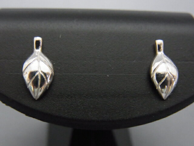 商品詳細 素材 SILVER925 サイズ 幅 x 高さ：6mm x 10mm 備考 表示はワンペアーの価格ですシルバー リーフ ピアス ♪♪♪フォレストアニマルチェンジアイテム♪♪♪ ∞∞∞∞∞∞∞SILVER925∞∞∞∞∞∞∞ シルバ...