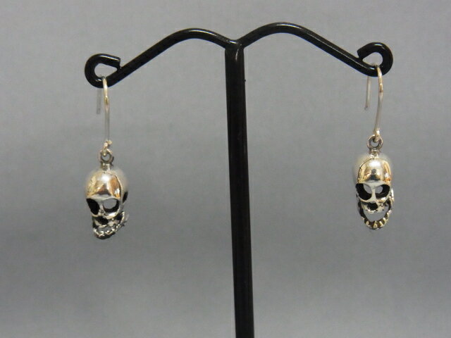 商品詳細 素材 SILVER925 サイズ 縦×横×奥行き　26(モチーフ10)mm×7mm×10mm 備考 こちらの商品はペアでの販売になります。シルバー ギミック スカル フック ピアス SILVER925 ♪♪♪先祖の意志を汲む為、ア...