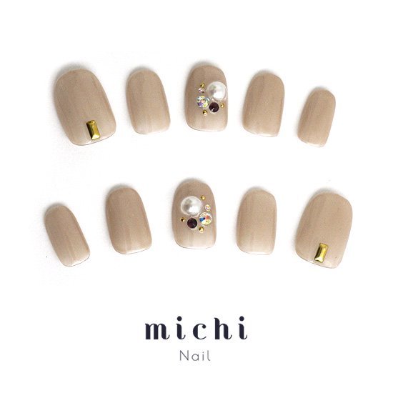 シアーベージュのキラリンビジューネイル michinail ネイルチップ ミチネイル ネイル つけ爪 ハンドメイドネイル ショートネイル ニュアンスネイル ブライダルネイル 成人式ネイル