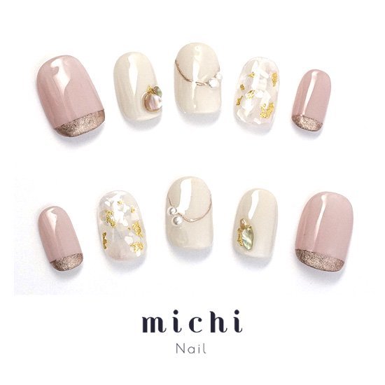 [商品説明]薬指にはキラキラ光るシェルを埋め込み指先が動くたびに深い輝きを放ってくれます。ミラーパウダーをポイントにパールも乗せて、指先から幸せ感溢れるネイルに仕上げました。色味とアートを押さえシンプルながらもしっかり魅せてくれるデザインに...