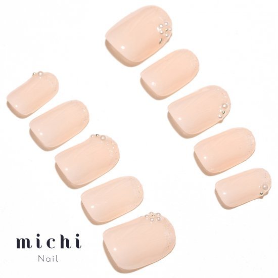 オリジナルTシャツのUp-Tの可憐なパールフラワーネイル michinail ネイルチップ ミチネイル ネイル つけ爪 ハンドメイドネイル ショートネイル ニュアンスネイル ブライダルネイル 成人式ネイル｜アングル3