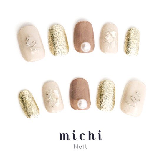 ゴールド×ヌーディーカラーのくすみニュアンスネイル michinail ネイルチップ ミチネイル ネイル つけ爪 ハンドメイドネイル ショートネイル ニュアンスネイル ブライダルネイル 成人式ネイル
