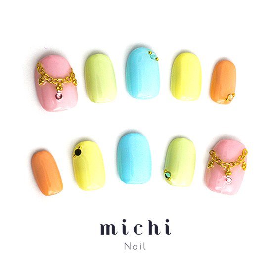 パステルカラーのアクセサリーネイル michinail ネイルチップ ミチネイル ネイル つけ爪 ハンドメイドネイル ショートネイル ニュアンスネイル ブライダルネイル 成人式ネイル