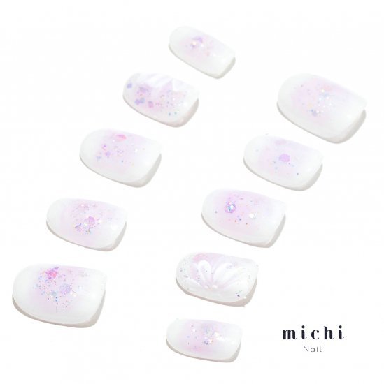 オリジナルTシャツのUp-Tのキラキラチーク&フラワーネイル michinail ネイルチップ ミチネイル ネイル つけ爪 ハンドメイドネイル ショートネイル ニュアンスネイル ブライダルネイル 成人式ネイル｜アングル2