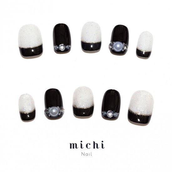 モノトーンの上品フレンチネイル michinail ネイルチップ ミチネイル ネイル つけ爪 ハンドメイドネイル ショートネイル ニュアンスネイル ブライダルネイル 成人式ネイル