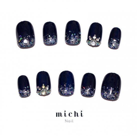 [商品説明]オーロララメホロの逆グラデーションでエレガントなネイルに。薬指にティアラビジューを入れて。普段使いにももちろん、成人式、ウェディング、およばれネイルにも。