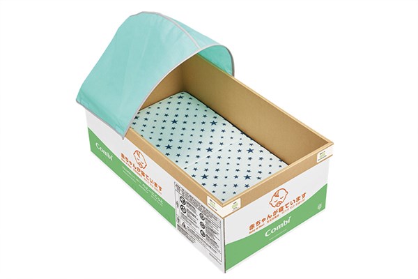 Combiひなん所用コットHB11 ベビーにこっと(3個入)避難所や施設の緊急対策備蓄品として囲まれた空間で、赤ちゃんの安眠を確保。それはまるで、ママに抱っこされているような安心感。特徴折りたたみ式の幌避難所の照明が直接赤ちゃんの視界に入らず、ほこりや粉じんをよけます。明るく高さのあるドーム形状で赤ちゃんの存在をアピールします。?通気するコンビオリジナルのパッド速乾性があるメッシュシートで構成されたパッド。汗っかきの赤ちゃんをムレから守ります。段ボール端面の処理赤ちゃんが触りやすい端面には、折り返しのフチを付け、切断面をカバーしています。ベビーピクト・蓄光テープ周囲のかたに赤ちゃんの存在をアピールします。強度と通気性を考慮した内部構造頑丈な土台で赤ちゃんをしっかり支えます。通気孔（8ヵ所）湿気が多い時期は、通気孔を開けて使用可能。指で押すと開き、通気を促します。本体3個入り。宅配便対応サイズでコンパクトに備蓄可能。仕様使用対象月齢：生後0ヵ月〜6ヵ月くらいまで ※1使用可能体重：11kg以下使用期間の目安：使用開始から1ヵ月以内 ※2保管期間：製造日より5年間※1 つかまり立ちできるお子さまは使用できません※2 避難所での短期使用を目的とした段ボール製のため、ご家庭での日常的なご使用はお控えください。本体外形寸法（1個）：【幌あり】W477×D814×H610質量（1個）：2.3kg外箱外形寸法（3個）：W485×D843×H240外箱質量（3個）：8.3kg材質：本体／段ボールパッド／ポリエステル幌／ポリプロピレン台数まとめてご希望の場合はお見積りさせていただきます。お問い合わせまたはメールにてお気軽にご連絡下さい。送料について北海道・沖縄・離島は、別途送料が1台につき3,000円かかりますのでご了承ください。ご不明点ございましたら、お気軽にお問い合わせ下さい。