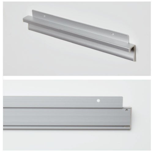 カラー：シルバー、A寸法：394mm※本部品は交換専用部品です。金属製の取手です。取付用のネジが付属しています。ブラック・シルバー・シャインニッケルの3色があります。交換に当たっては以下の点にご注意ください。・締めすぎによってネジが空転しないように手回しドライバーでゆっくりと締め付けてください。・複数の長さの取手があります。商品画像中の図面を参考に取っ手の寸法を測定し正しい長さの商品を選定してください。・取付方法による事故・不具合につきましては弊社では責任を負いかねます。※本部品は交換手順書のご準備はございません