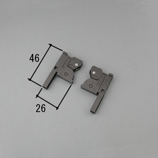 住宅建材（木造戸建用）部品【商品色】ブラック(KC)【内容】振れ止め（左右）×各1、ねじ×2、交換要領書【対象商品】NM型網戸用振れ止め（1994〜1998）ノイリッチテラス【備考】元部品のコード：WB1205