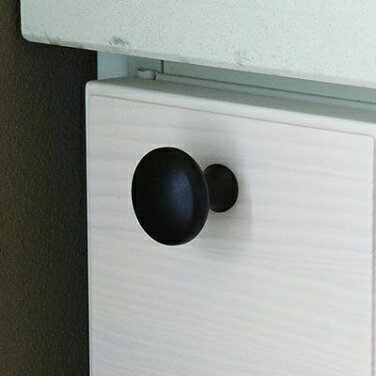 この商品のメーカーへのお問い合わせはコチラ　→　WOOD ONE　お問い合わせ・サポートページ木質建材に関するお問い合わせ　：　0120-813-331ウッドワンパーツショップへのお問い合わせ　：　0120-813-331システムキッチン、システムバスに関するお問い合わせ　：　0120-641-265システムキッチンの扉につける取手です。扉厚18mm〜20mmに対応しています。※違うタイプに交換される場合は、現在ついている取手の取付け穴の数とピッチを十分ご確認ください。ビス直径4mm扉には5mmの穴をあげてご使用ください。