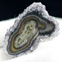 商品詳細 ※必ずお読みください 石の名前商品名 ウルグアイ・アルティガス産 ハイグレード フラワーアメジスト スライス 原石 天然石の意味商品の特性等 2月の誕生石としても知られるアメジスト(紫水晶)。 定番の石ですが、世界中で最も愛される天然石のひとつです。 ハイグレードのスタラクタイトアメジストのスライス。 鍾乳石(つらら石)状に形成された非常に希少なアメジストクラスターをスライスした人気アイテム。 その形状が花が咲いているように見えることから日本では「フラワーアメジスト」の名前で知られています。 クラスターを綺麗にスライス状にするのは非常に難しく、美しい仕上がりになる物は稀と言われています。 ビジネスにおける成功者がオフィスや自宅に置いているとされるアメジストクラスター、幸運を引き寄せビジネスチャンスを手に入れやすくなります。 また、寝室や北の方角に置いておくと、蓄財運がアップするといわれています。 お仕事場のデスクの上やベッド周り等、置き場所に困らないミニサイズ、持ち歩くのにも最適。 通し穴を空けてオリジナルアクセサリー等の作成の素材としてもお使いいただけます。 結晶が非常に美しく、実店舗でも大人気の超お勧めのアイテムです。 ※商品画像はお届けさせていただく現物の撮影をおこなったものです。 産地／サイズ等 産地：ウルグアイ・アルティガス産 大きさ：約49.4mm×約34.5mm 厚さ：約5.5mm前後 重さ：約14.2g ※表記サイズについて、計測箇所により多少の誤差がある場合がございます。 ◆下記内容をお読み頂き、ご了承の上、お買い求めください◆ ※現物画像を掲載しておりますので個人的主観によるイメージ違い等での返品はお受けできません。 ※天然結晶の為、多少の欠けやクラックがある場合がございますが、自然の風合いとしてお楽しみください。 ※こちらの商品はメール便配送可能です。 ※メール便配送はポスト投函となりますのでご了承ください。 尚、メール便の場合、商品の破損・紛失・不達・延達の際の補償は一切ございません。 配送会社により投函完了となった時点で配送完了とさせて頂きます。 ※他の商品と一緒にお買い上げの場合、配送会社規定サイズ超過によりメール便配送ができなくなる場合がございます。 その際は、配送方法にてメール便を選択頂いた場合も、こちらで通常宅配便に変更させていただき、通常宅配便送料を加算させていただきますのでご了承ください。 発送日について 在庫がある場合は、14時までのご注文で当日発送を心がけております。 ※定休日及び臨時休業日を除く 発送の注意点 ※ご注文の混雑状況・お支払方法などにより、前後することがございますので、上記の表示は目安としてご参考にしてください。 ※メール便配送にはサイズ規定がございます。 ご注文時にメール便をご指定いただいても、サイズ超過の場合は通常宅配便配送(送料加算)に変更させていただきます。 メール便配送ができない商品には、ページに記載がございますので、ご確認ください。 商品在庫について ※商品が「在庫切れ」になりますと、商品によっては長期間再入荷が無い場合もございます。 ※在庫なしの場合でも店頭に在庫がある場合がございますので、お気軽にお問合せください。 備考 ※サイズは厳密に計測しておりますが、天然石の性質上、実サイズに若干の誤差が生じる場合がございます。 商品画像について パソコン、モニターの環境等によって若干色合いなどが変わることがございますので、ご了承下さい。 できる限り実際の商品の色合いに近づけておりますのでご安心下さい。 カテゴリー |パワーストーン|天然石|クラスター 原石 スライス|ウルグアイ産 アメジスト フラワーアメジスト スタラクタイト| 天然石 パワーストーン販売卸「アップストーン」のトップページへ