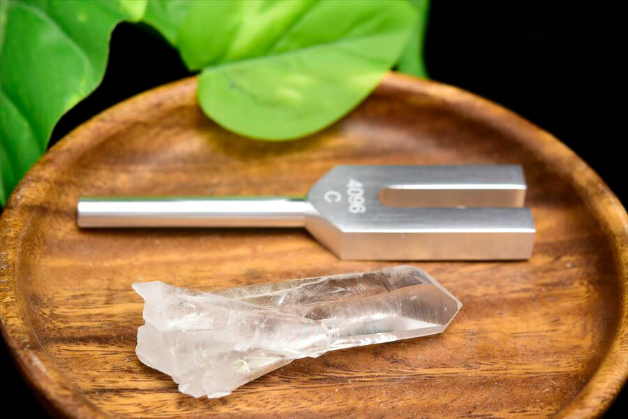 クリスタルチューナー 浄化用音叉 ◆アーカンソー産 天然水晶ポイント1本セット◆浄化アイテム【4096Hz】クリスタル｜チューナー｜音叉｜天然石｜パワーストーン｜浄化｜水晶｜結晶｜ ■39ショップ■