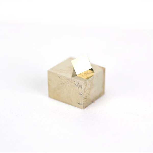 商品詳細 ※必ずお読みください 石の名前商品名 スペイン産ナバフン鉱山産 キュービックパイライト 結晶原石 マルチピース 天然石の意味商品の特性等 スペインの北東に位置するナバフンのヴィクトリア鉱山で産出されたキュービックパイライト(黄鉄鉱)。 本品は、大小2ピースの立方体結晶が折り重なったのマルチピースタイプのパイライトです。 パイライトはダイヤモンドと同じ等軸晶系で立方体や八面体など整った形で結晶します。 スペイン産のパイライトは立方体に結晶し、品質が高く美しいのが特徴です。 人の手によって形作られたように見えるほど美しい形をしていますが、すべて自然に生み出された芸術的な石です。 ネガティブエネルギーから持ち主を守り、また悪しき習慣をも改善するともいわれるパイライト。 金運やビジネス運にも良いとされています。 ※商品画像はお届けさせていただく現物の撮影をおこなったものです。 産地／サイズ等 産地：スペイン・ナバフン産 販売単位：1個 大きさ：商品画像参照 ※サイズ感は目盛りと撮影した画像をご参照ください。 ※詳細なサイズをお知りになりたい場合はお気軽にお問い合わせください。 ◆下記内容をお読み頂き、ご了承の上、お買い求めください◆ ※現物画像を掲載しておりますので、個人的主観(イメージ違い等)によるご返品はお受けできません。 ※こちらの商品はメール便配送可能です。 ※メール便配送はポスト投函となりますのでご了承ください。 尚、メール便の場合、商品の破損・紛失・不達・延達の際の補償は一切ございません。 配送会社により投函完了となった時点で配送完了とさせて頂きます。 ※他の商品と一緒にお買い上げの場合、配送会社規定サイズ超過によりメール便配送ができなくなる場合がございます。 その際は、配送方法にてメール便を選択頂いた場合も、こちらで通常宅配便に変更させていただき、通常宅配便送料を加算させていただきますのでご了承ください。 ※天然結晶の為、多少のキズがある場合がございますが、自然の風合いとしてお楽しみください。 発送日について 在庫がある場合は、12時までのご注文で当日発送を心がけております。 ※定休日及び臨時休業日を除く 発送の注意点 ※ご注文の混雑状況・お支払方法などにより、前後することがございますので、上記の表示は目安としてご参考にしてください。 ※メール便配送にはサイズ規定がございます。 ご注文時にメール便をご指定いただいても、サイズ超過の場合は通常宅配便配送(送料加算)に変更させていただきます。 メール便配送ができない商品には、ページに記載がございますので、ご確認ください。 商品在庫について ※商品が「在庫切れ」になりますと、商品によっては長期間再入荷が無い場合もございます。 ※在庫なしの場合でも店頭に在庫がある場合がございますので、お気軽にお問合せください。 備考 ※サイズは厳密に計測しておりますが、天然石の性質上、実サイズに若干の誤差が生じる場合がございます。 商品画像について パソコン、モニターの環境等によって若干色合いなどが変わることがございますので、ご了承下さい。 できる限り実際の商品の色合いに近づけておりますのでご安心下さい。 カテゴリー |パワーストーン|天然石|結晶 原石|スペイン産 パイライト キュービックパイライト| 天然石 パワーストーン販売卸「アップストーン」のトップページへ