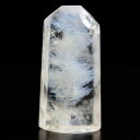 商品詳細 ※必ずお読みください 石の名前商品名 エンジェルラダークォーツ ルースタンブル 裸石 天然石の意味商品の特性等 浄化 開運 パワーの増幅 厳選・高品質のエンジェルラダークォーツのルースタンブルが入荷致しました。 一見、内包物等の見られない水晶に角度から光を当てることで青白い光が浮かび上がって見える水晶。 その様子が雲の切れ間から光が差し込む景色に似ている事から、エンジェルラダー(天使のはしご)と呼ばれている希少な水晶です。 小型のLEDライトや懐中電灯を当てることにより、肉眼でも青白い光が見られるエンジェルラダークォーツですが、本品は通常の室内灯や日光下でも肉眼で青白い光がはっきりと見られます。 自然が創り出した神秘的な現象をお楽しみください。 アクセサリー等のオリジナルアイテム作成の素材としても最適。 新たなコレクションや持ち歩くお守りとして、また瞑想等に用いるヒーリングアイテムとしてもおすすめです。 ※写真はお届けする現物の撮影をおこなったものです。 サイズ等 重さ：約45.1g 短辺：約28mm 長辺：約55.6mm 厚さ：約16.9mm ※表示サイズは計測箇所により多少の誤差がある場合がございます。 ◆下記内容をお読み頂き、ご了承の上、お買い求めください◆ ※現物撮影をおこなっておりますのでイメージ違い等でのご返品はできません。 ※表示サイズは計測箇所により多少の誤差がある場合がございます。 ※こちらの商品はメール便配送可能です。 ※メール便配送はポスト投函となりますのでご了承ください。 尚、メール便の場合、商品の破損・紛失・不達・延達の際の補償は一切ございません。 配送会社により投函完了となった時点で配送完了とさせて頂きます。 ※他の商品と一緒にお買い上げの場合、配送会社規定サイズ超過によりメール便配送ができなくなる場合がございます。 その際は、配送方法にてメール便を選択頂いた場合も、こちらで通常宅配便に変更させていただき、通常宅配便送料を加算させていただきますのでご了承ください。 ※天然石ですので、多少のキズ・欠け等がある場合がございますが、ご了承ください。 発送日について 在庫がある場合は、14時までのご注文で当日発送を心がけております。 ※定休日及び臨時休業日は除く 発送の注意点 ※ご注文の混雑状況・お支払方法などにより、前後することがございますので、上記の表示は目安としてご参考にしてください。 ※メール便配送にはサイズ規定がございます。 ご注文時にメール便をご指定いただいても、サイズ超過の場合は通常宅配便配送(送料加算)に変更させていただきます。 メール便配送ができない商品には、ページに記載がございますので、ご確認ください。 商品在庫について ※商品が「在庫切れ」になりますと、商品によっては長期間再入荷が無い場合もございます。 ※在庫なしの場合でも店頭に在庫がある場合がございますので、お気軽にお問合せください。 備考 ※サイズは厳密に計測しておりますが、天然石の性質上、実サイズに若干の誤差が生じる場合がございます。 商品画像について パソコン、モニターの環境等によって若干色合いなどが変わることがございますので、ご了承下さい。 できる限り実際の商品の色合いに近づけておりますのでご安心下さい。 カテゴリー |パワーストーン|天然石|ポイント ルース タンブル 裸石|水晶 エンジェルラダー| 天然石 パワーストーン販売卸「アップストーン」のトップページへ&nbsp; 当店は・・・厳選した良質の天然石・パワーストーンを多数取り揃えております。 世界各地の天然石原石・ルース・タンブル・鉱物標本・ブレスレットを卸価格にて。 ショールームでも商品の展示販売を行っております。 尚、サイト及び店頭に無い石でもリクエストがございましたら お気軽にお申し付け下さい。 &nbsp;