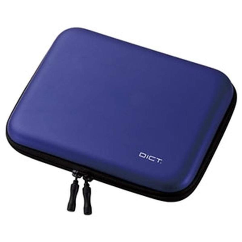 ELECOM 電子辞書ケース 《DICT.》 セミハードタイプ 音声機能付電子辞書向け ネイビー -006LBUD音声機能付き電子辞書に最適な、イヤホンを収納できるEVA素材セミハードタイプの電子辞書ケースです。イヤホンを本体に装着したまま収納できるポケットが付いています。左右2ヶ所のコードホールで、どちらにイヤホンが付いていても収納可能です。また、タッチペンも収納できます。カードやちょっとしたメモなどを収納できるインナーポケットが付いています。付属の粘着シートで、電子辞書本体をケースにしっかりと固定できます。両面テープとは違い、電子辞書本体を汚すこともなく、繰り返し貼り直すことも可能です。ケース表面には汚れにくいポリウレタン素材を使用しています。