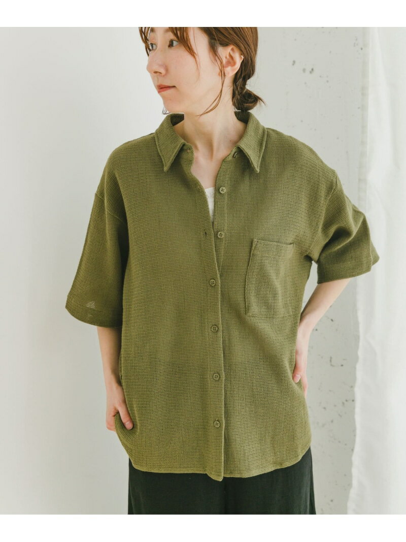 【予約商品について】 ※「先行予約販売中」「予約販売中」をご注文の際は予約商品についてをご確認ください。■重要なお知らせ※ 当店では、ギフト配送サービス及びラッピングサービスを行っておりません。ラッピング・ギフト配送について同時に複数の商品を注文された場合メーカー希望小売価格について置き配についてご利用ガイドURBAN RESEARCH ITEMS（アーバンリサーチアイテムズ）メッシュルーズシャツ店舗にてお問い合わせの際は、下記の品番をお申し付け下さい。品番：ITA5-23A016綿100%のナチュラルな風合いが魅力のメッシュシャツ。程よくルーズなシルエットがメンズライクな雰囲気を演出し、抜け感のあるスタイリングに仕上がります。通気性の良いメッシュ素材は、春夏の軽やかな羽織りとしてもぴったり。タンクトップやキャミソールにさっと重ねるだけで、ラフなのにどこかこなれた印象に。落ち着いた印象のカーキと、ナチュラルな雰囲気のベージュの2色展開です。【2025 Spring/Summer】【25SS】※商品画像は、光の当たり具合やパソコンなどの閲覧環境により、実際の色味と異なって見える場合がございます。予めご了承ください。※商品の色味の目安は、商品単体の画像をご参照ください。▼お気に入り登録のおすすめ▼お気に入り登録商品は、マイページにて現在の価格情報や在庫状況の確認が可能です。お買い物リストの管理に是非ご利用下さい。素材感透け感 : ややあり伸縮性 : なし裏地 : なし光沢 : なしポケット : あり型番：ITA5-23A016-4P-9 PG1350【採寸】Free:肩幅:53cm,,着丈:65cm,,身幅:60cm,,袖丈:25cm商品のサイズについて【商品詳細】中国素材：綿100%サイズ：FREE※画面上と実物では多少色具合が異なって見える場合もございます。ご了承ください。商品のカラーについてこの商品はセール商品のため返品・交換対象外です詳細はこちら >>