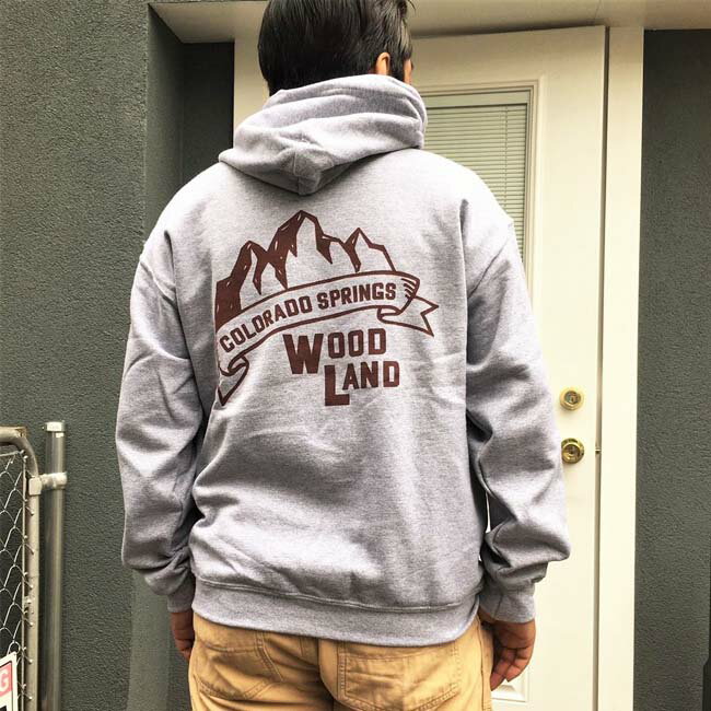 BUDDY WOODLAND COLORADO SPRINGS スウェット プルオーバー パーカー コロラド スプリングス GILDAN CAMP USA アメリカ国立公園 アウトドア ウッドランド キャンプ アメカジ バディ 原宿 グレー メンズ ストリート ファッション トップス トレーナー