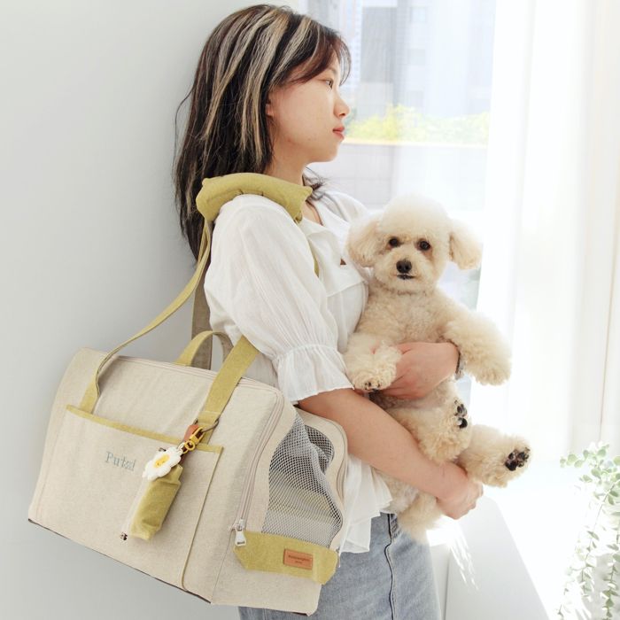 楽天URBAN DOG TOKYO 楽天市場店※予約販売【WandookongMom】Putzi Pastello ネーム刺繍入りキャリーバッグ（ベージュ/オリーブイエロー） 韓国 ブランド かわいい おしゃれ プレゼント 小型犬 バッグ キャリーバッグ おもちゃ うちの子グッズ うちの子 お揃い NEW お出かけ 丈夫 便利