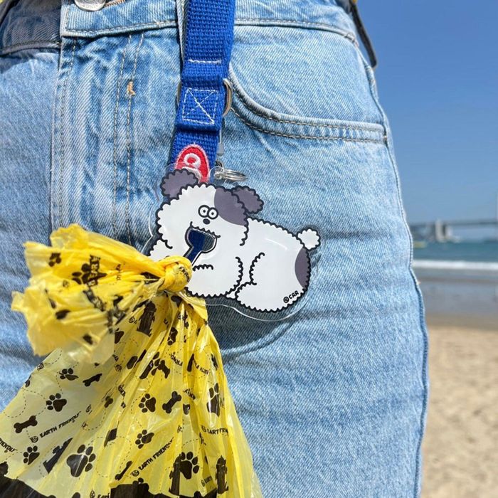 『モフモフ犬がスプーンを咥えた可愛らしいデザインのうんち袋ホルダー』 予約販売商品は「発送予定時期」について以下を必ずご確認ください。 ※コンビニ決済については期日内にお支払完了をお願いいたします。お支払いが〆切期日を超えた場合、次回の注文分とさせていただきます。 メーカー人気商品のため「在庫がなくなり次第販売終了」となりますので、気になる方はお早めにお求めください。 予約販売でも注文時点でメーカー在庫がない場合、キャンセルさせていただくことがございますので恐れ入りますが、ご了承ください。 ※予約商品と即納商品を一緒に購入の場合、予約商品の最も遅いものと同時期の発送になります。即納商品のみお早めにお届けをご希望の場合、別々に決済してください。 ------------------------------------------------------------------------------------- 【発送予定時期】 商品毎に【発送時期】が異なりますので、ご注文の際は必ずこちらをクリックしてご確認下さい。 ------------------------------------------------------------------------------------ 韓国で大人気のブランド"CRR"のMung Poopbag holder（spoon）。 かわいいモフモフ犬がスプーンを咥えたイラストがプリントされたアクリル製のプープホルダーです。 リードやお散歩バックに引っ掛けることで、お散歩中に使用済みのうんち袋を手に持ったり、バッグの中にしまうことなく持ち運ぶことができます。 サイズ ※サイズは人の手で測定しているため、若干の誤差がある場合がございます。 素材アクリル注意事項・プリント面は優しく拭いてご使用ください。・長時間水に濡らさないでください。