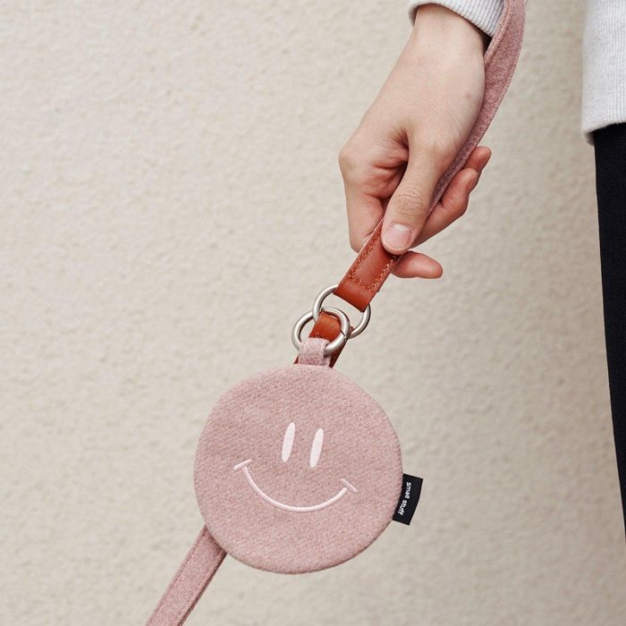 ※予約販売【small stuff】SMILEY POOP BAG CHARM（PINK） 韓国 ブランド かわいい おしゃれ プレゼント 小型犬 バッグ リード マナー用品 散歩グッズ NEW 春 夏 お出かけ うんち袋