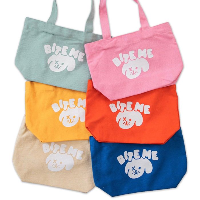 『6色のカラー展開で使いやすい大きさのお散歩バッグ』 大人気韓国ブランド"BITE ME"のMini Comfy bagです。 毎日のお散歩に便利な使いやすいサイズ感のお散歩バッグ！ BITE MEの多くの人に愛されて大人気なお散歩バッグがよりワイドになり使いやすくなって帰ってきました！ また内側はスマートフォンなどの飼い主様のグッズ、水筒やタンブラーが余裕で入るような広々としたサイズ感となっています。 口の部分はマグネットでとめるだけの簡単仕様！ 6色のカラフルな色展開からお好みのお色を選択してください！ サイズ縦18cm 横25cm 素材コットン100% 注意事項・洗濯はぬるま湯に中性洗剤を使用して手洗いして下さい。・汚れた部分だけの部分洗いが最もバッグを長く使うことが出来ます。