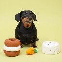 『キャロットケーキノーズワークトイ！』 大人気ブランド"BACON"のキャロットケーキノーズワークトイです。 可愛いキャロットケーキのノーズワークは可愛いだけでなく、愛犬が楽しめる要素が満載！ 二重構造でしっかりとした生地は愛犬が激しい遊び方をしても耐えできるように丈夫に作られているので、たくさん遊ばせてあげてください！ 人参は噛むと音が鳴るので、噛み心地と音で愛犬の興味を引けます。 また、ケーキのクリーム部分をかぶせるとそこから飛び出る人参の葉に愛犬も大喜び！たくさん噛んでもらえるようにこちらも二重構造の丈夫な作りになっています。 犬は嗅覚を使うことで、ストレス発散と幸福感を感じることができ、おもちゃを追いかけ回すことでアドレナリンの分泌を促進して筋肉を増強させ、身体のコンディションを高めることにつながります。 キャロットケーキに顔を突っ込んで遊ぶ愛犬の姿は可愛くて仕方ありません！ サイズ 素材ポリエステル 注意事項・洗濯は中性洗剤を使用し、30℃以下のぬるま湯で手洗いしてください。